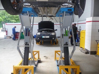 LoadLift System allows full access to the underneath of End of Life Vehicles. 
